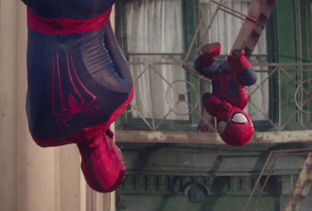 Spider-Man boit de l’Evian !